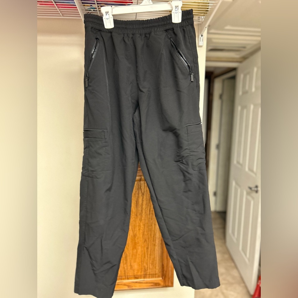 black Stretchtech pants with zipper pockets and side leg pockets size medium